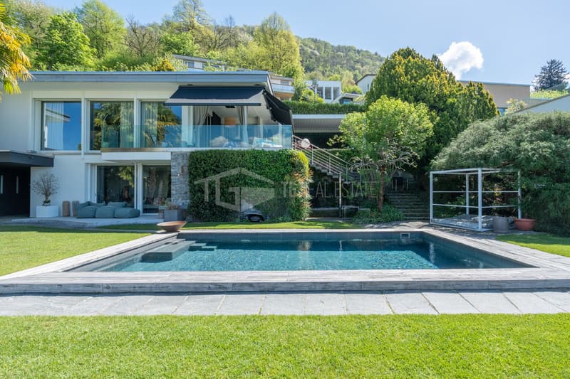 ELEGANT CONTEMPORARY VILLA WITH POOL AND LAKE VIEWS (3)