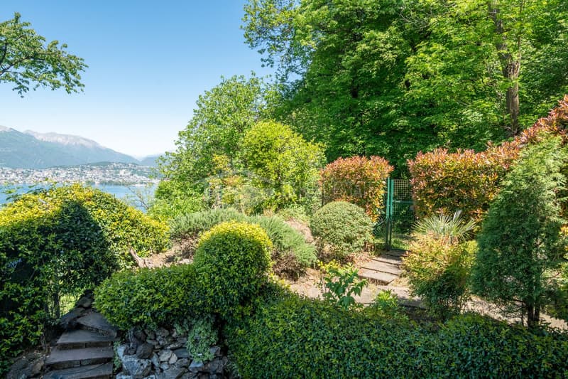 Elegant 190 m² flat with lake view and private garden (10)
