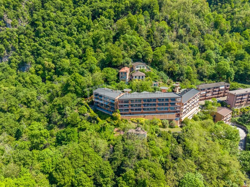 Elegant 190 m² flat with lake view and private garden (12)
