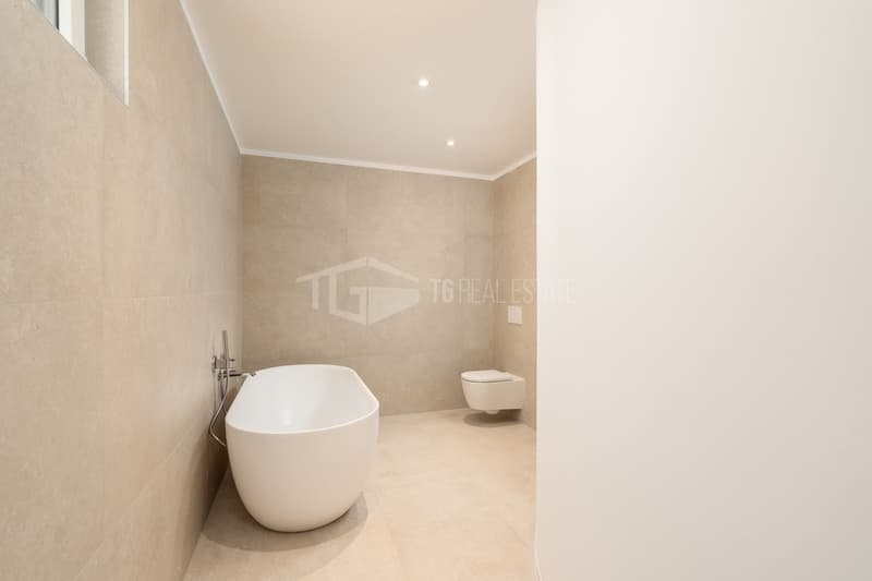 MAGNIFICENT VILLA WITH GARDEN AND LAKE VIEW (18)