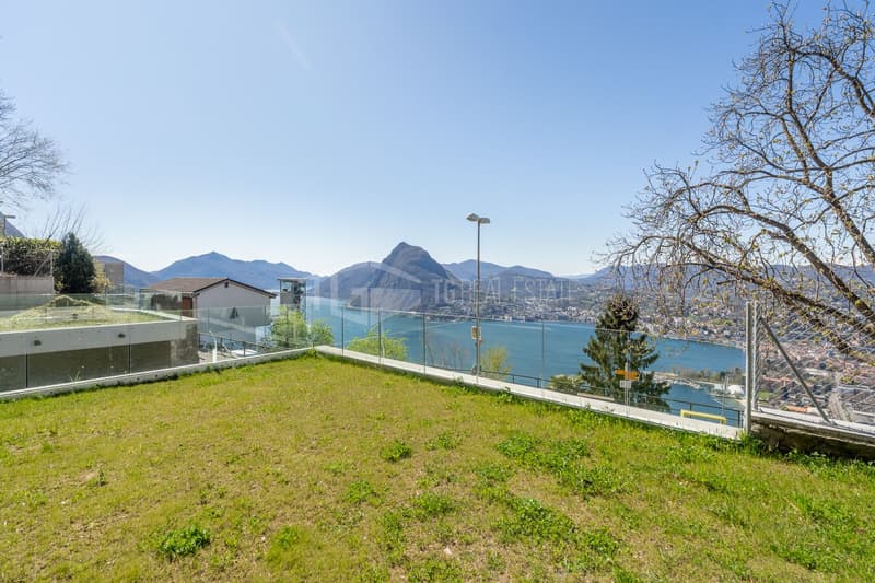 MAGNIFICENT VILLA WITH GARDEN AND LAKE VIEW (23)