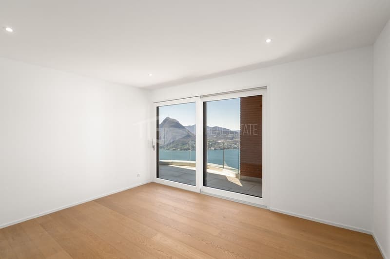 MAGNIFICENT VILLA WITH GARDEN AND LAKE VIEW (10)