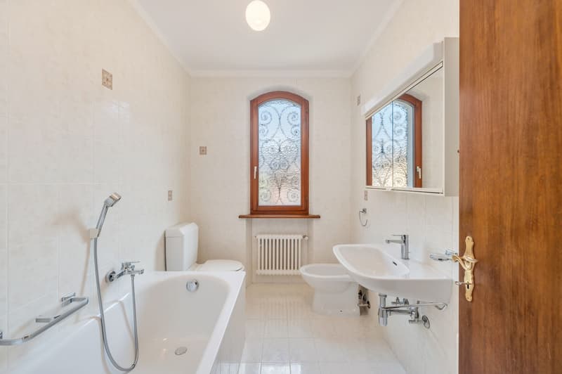 VILLA IM MEDITERRANEN STIL, NUR EINEN STEINWURF VOM SEE UND DEM FIGINO-PARK ENTFERNT (7)