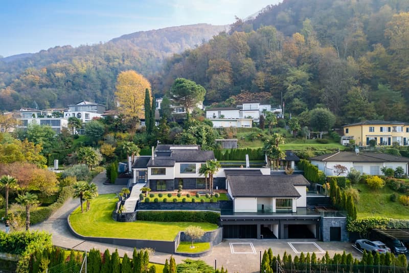 PRESTIGETRÄCHTIGES ANWESEN MIT SEEBLICK, SCHWIMMBAD UND PRIVATEM STEG (1)