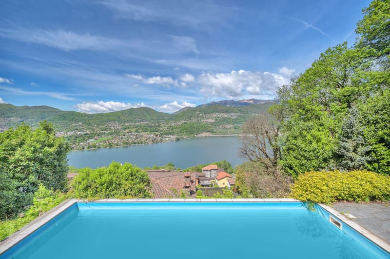 PIACEVOLE VILLA CON PISCINA E VISTA LAGO (1)