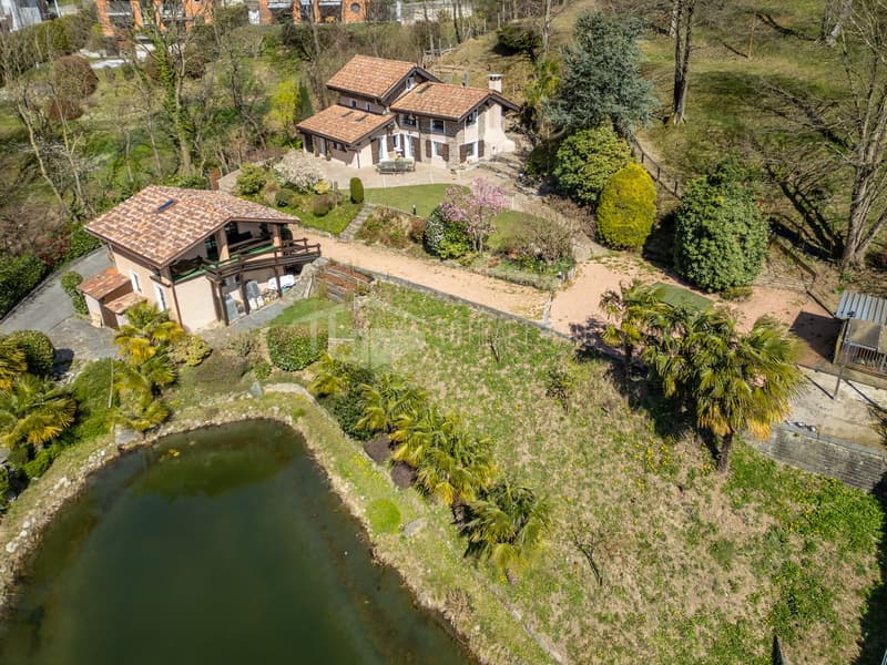UN'OASI DI PRIVACY: VILLA CON LAGHETTO E DEPENDANCE (1)
