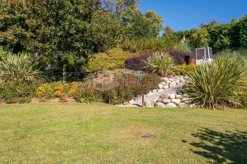 LUSSUOSA VILLA CON PISCINA E GIARDINO VICINO ALLA TASIS (35)