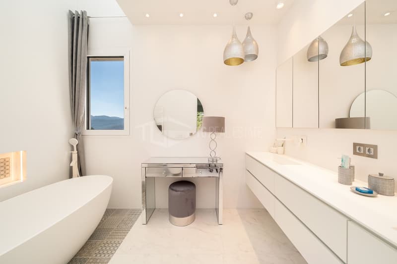 LUSSUOSA VILLA CON PISCINA E GIARDINO VICINO ALLA TASIS (22)