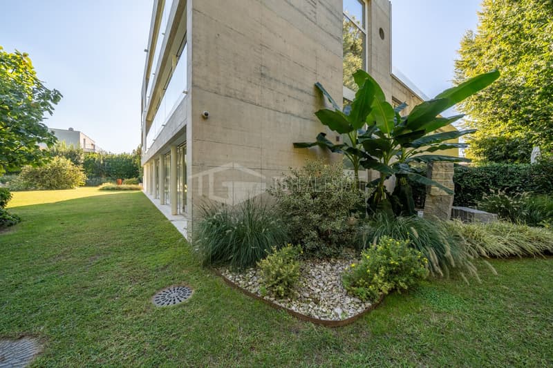 LUSSUOSA VILLA CON PISCINA E GIARDINO VICINO ALLA TASIS (38)