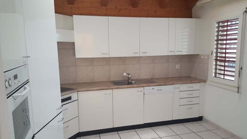 Grosszügige 4.5-Zimmer-Wohnung an zentraler Lage in Lachen (2)