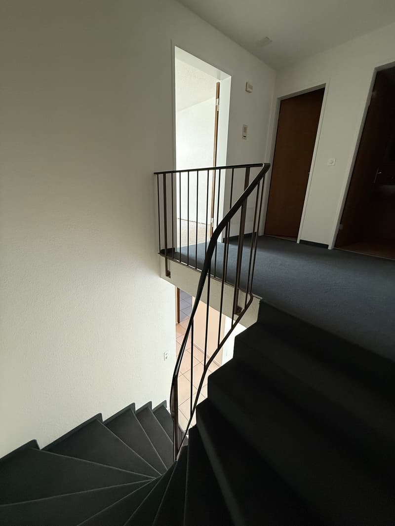 Wohnen auf zwei Ebenen - Attraktive 4.5-Zimmer-Maisonettewohnung mit Sitzplatz in Freienbach (7)