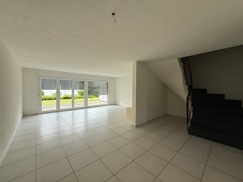 Wohnen auf zwei Ebenen - Attraktive 4.5-Zimmer-Maisonettewohnung mit Sitzplatz in Freienbach (2)
