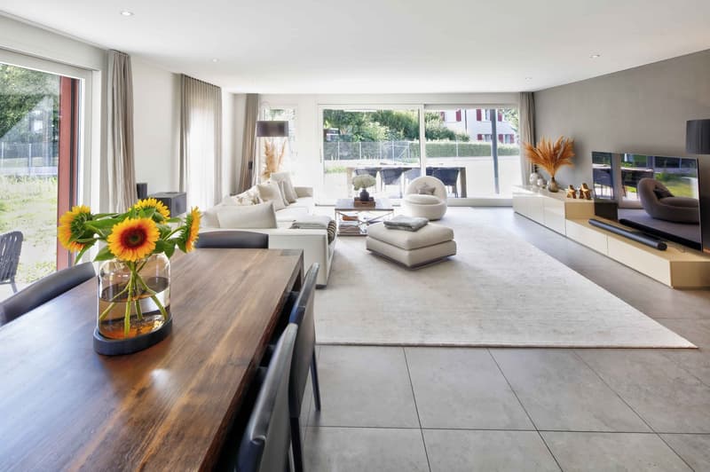 Grosse, exklusive 5.5 Zimmer-Gartenwohnung mit viel Umschwung (2)