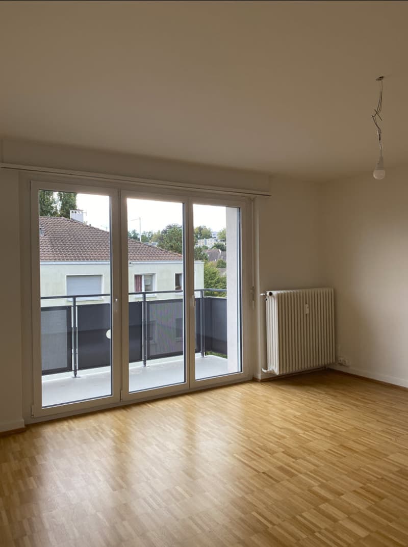 empty room, wooden floor, sliding glass doors, balcony, radiator