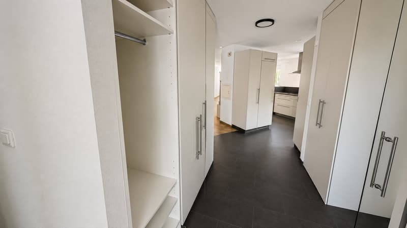 Grosszügiges 8-Zimmer-Einfamilienhaus mit Einliegerwohnung und Garage an ruhiger Lage in Gümligen (3)