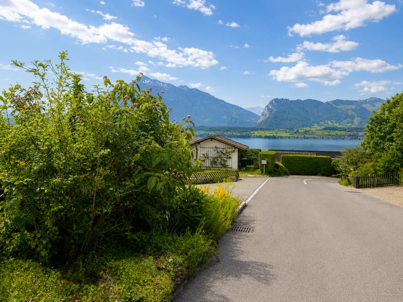 Charmantes Einfamilienhaus mit Studio und traumhafter Seesicht – Wohnen über dem Thunersee (9)