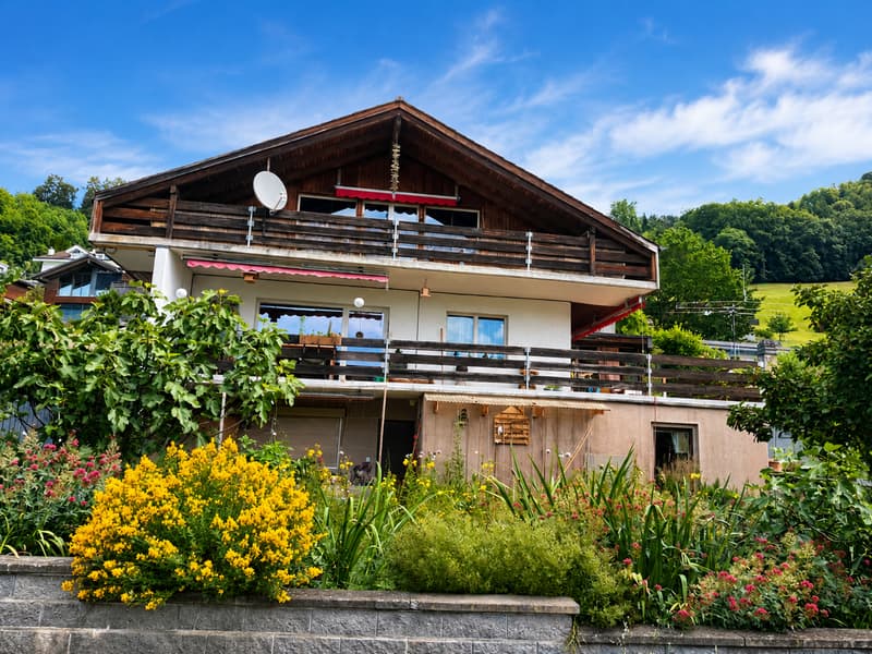 Charmantes Einfamilienhaus mit Studio und traumhafter Seesicht – Wohnen über dem Thunersee (1)