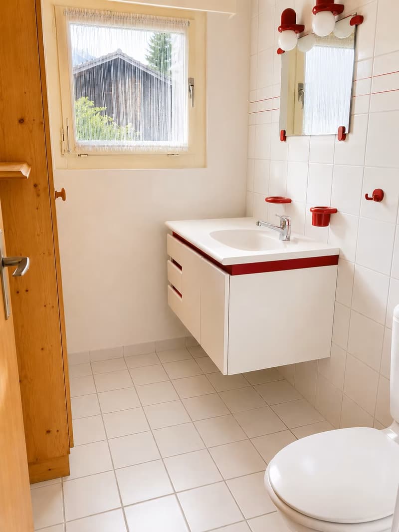 Charmantes Einfamilienhaus mit Studio und traumhafter Seesicht – Wohnen über dem Thunersee (7)