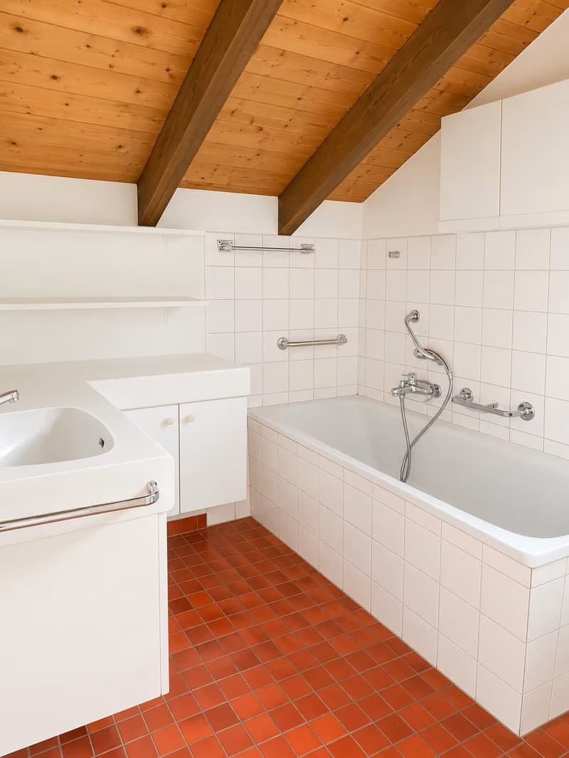 Charmantes Einfamilienhaus mit Studio und traumhafter Seesicht – Wohnen über dem Thunersee (8)