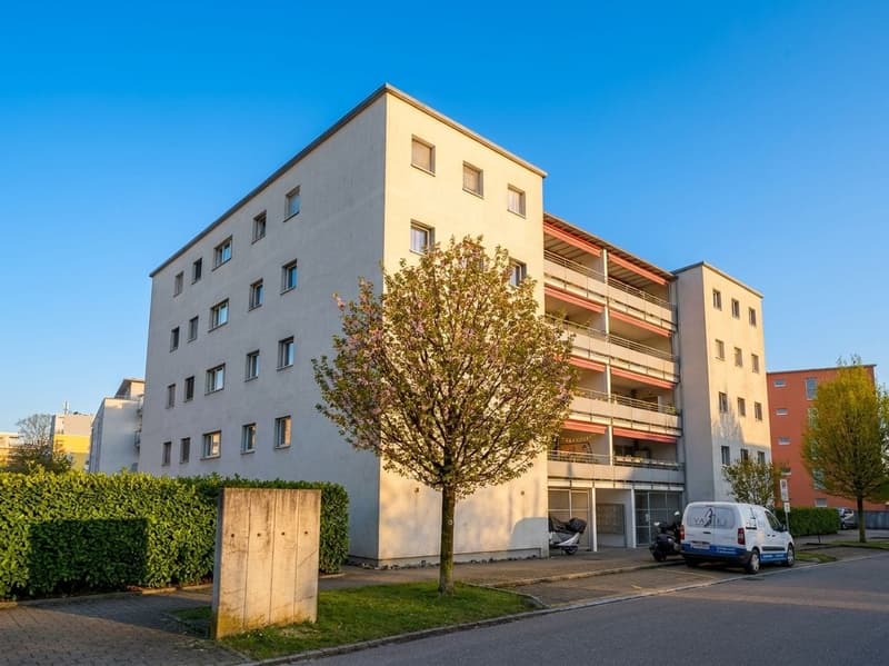Helle 4-Zimmer-Wohnung mit grossem Balkon in Dietlikon (1)