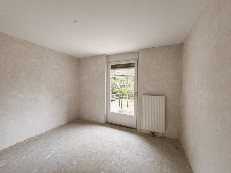 Villa contiguë entièrement à rafraichir située dans la commune résidentielle de Corsier (4)