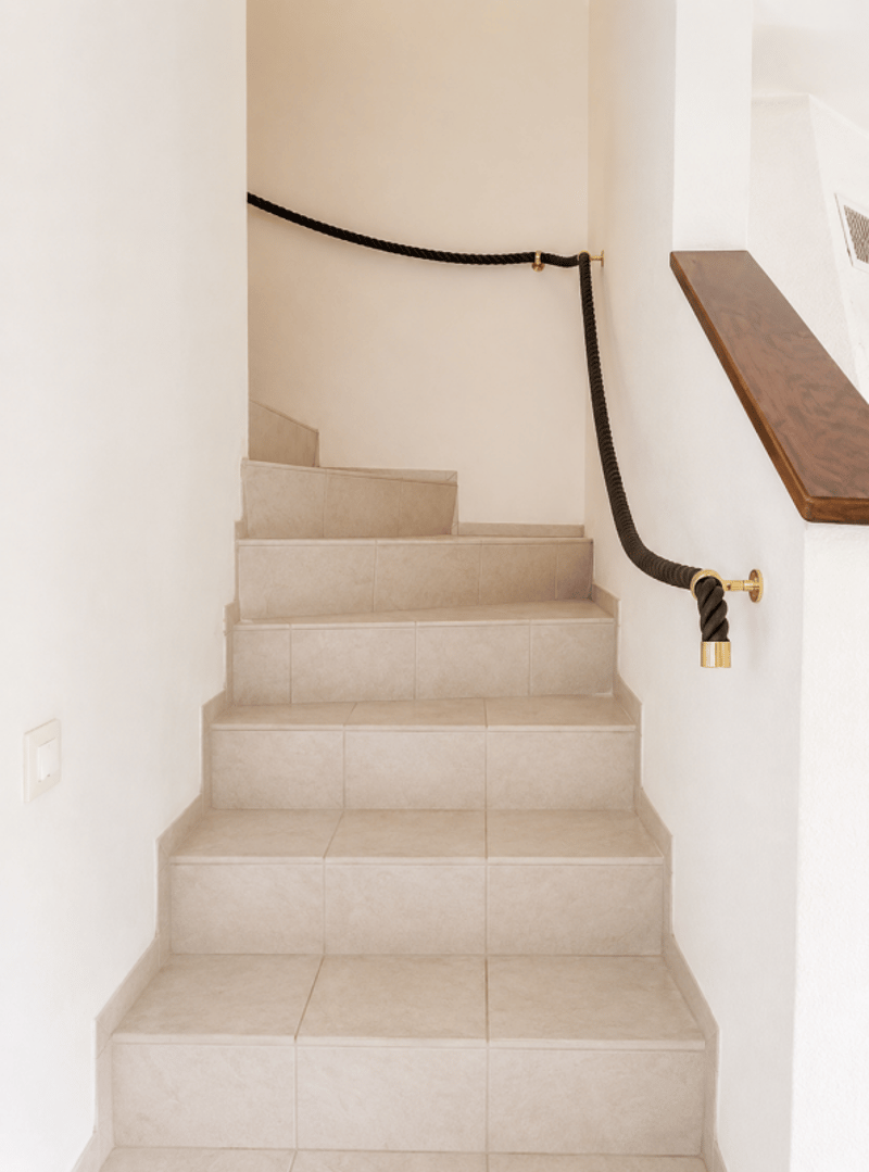 Villa contiguë entièrement à rafraichir située dans la commune résidentielle de Corsier (8)