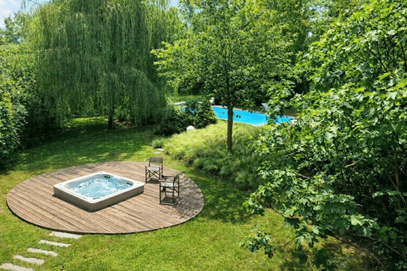 Villa familiale avec vaste terrain arborisé, agrémenté d'une piscine chauffée et jacuzzi (1)