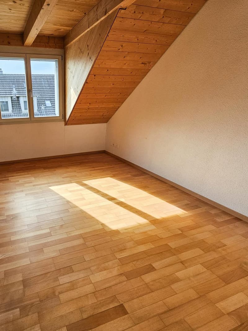 Grosszügige 4.5-Zimmer-Dachwohnung mit Galerie und zwei Balkone (7)