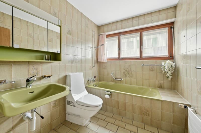 Badezimmer mit Badewanne/Dusche