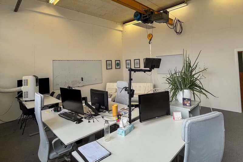 Charming office in an old factory hall (4)