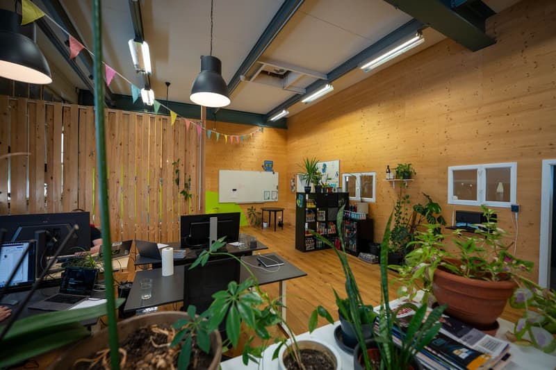 Charming office in an old factory hall (8)