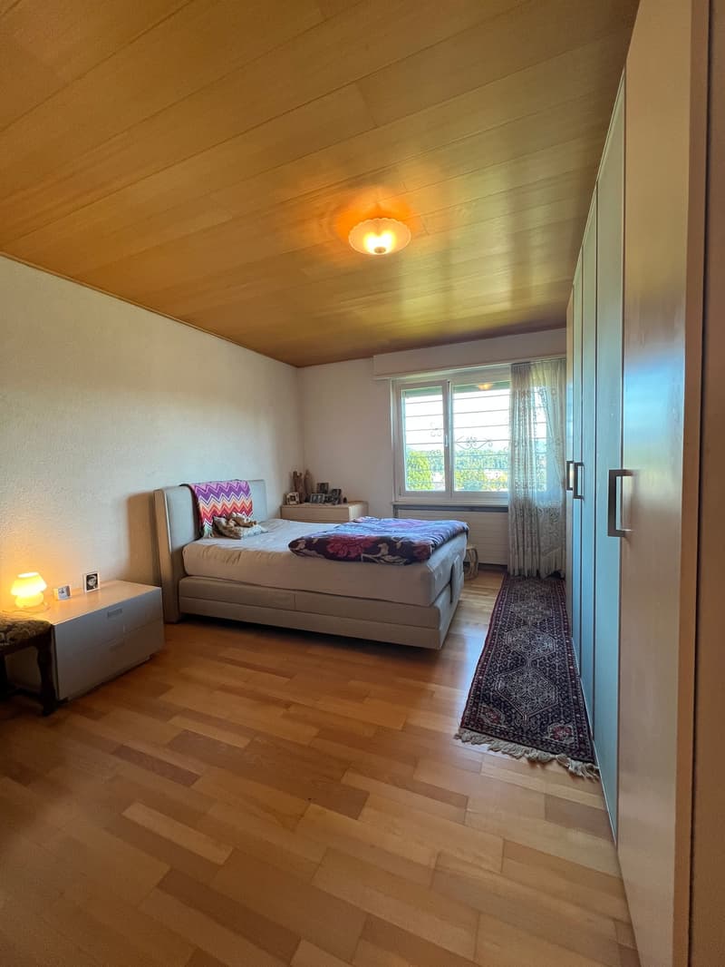 Grosses Elternschlafzimmer mit Panorama-Fenster mit Aussicht