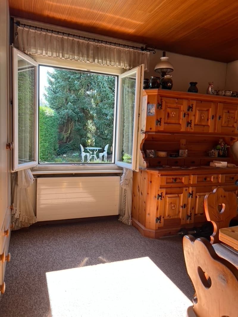 Zweites Kinderzimmer mit Blick zum Gartensitzplatz