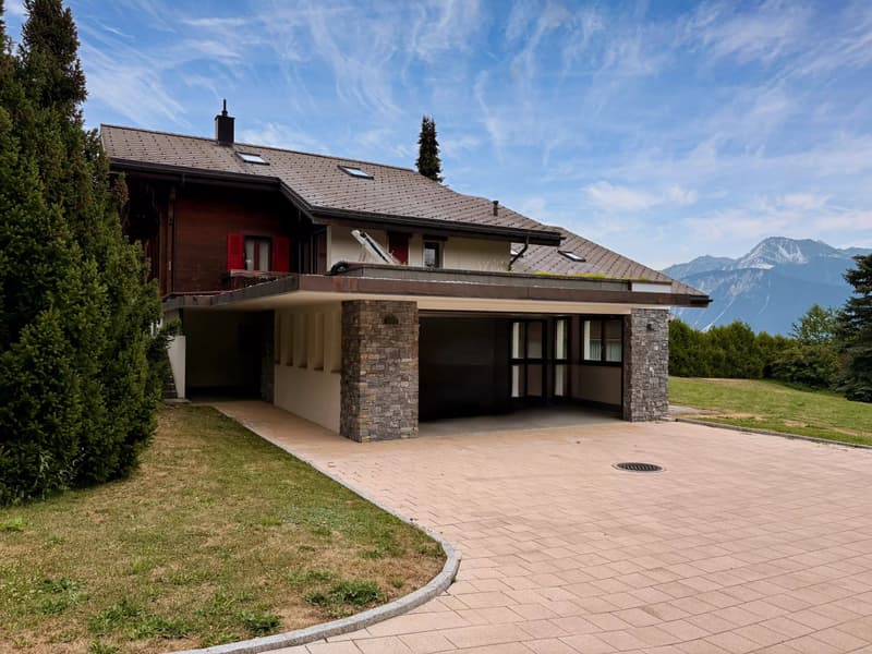 Charming Chalet with Mountain Views in Crans-Montana (2)