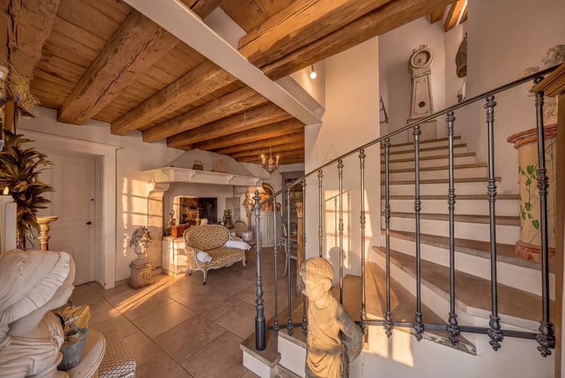 Renovated village house with mountain & lake views, Givrins (3)