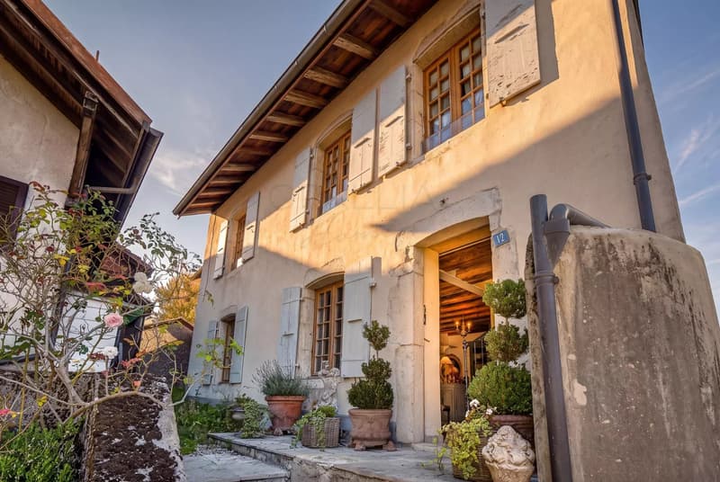 Renovated village house with mountain & lake views, Givrins (11)