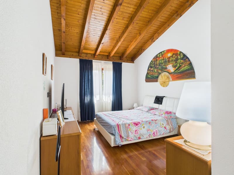 Villa indipendente con grande giardino e grottino caratteristico a Taverne (18)