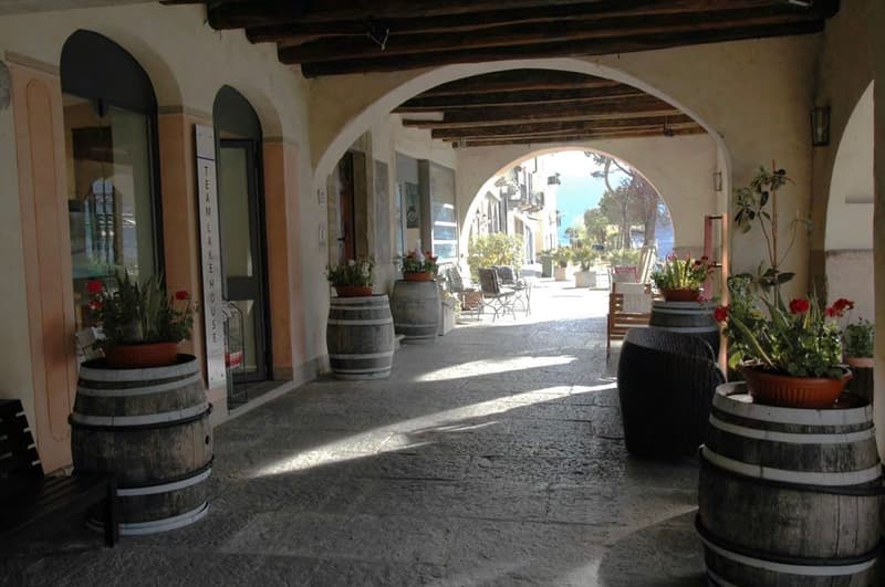 Local commercial sur la promenade du lac de Morcote avec portique et façade vitrée (6)