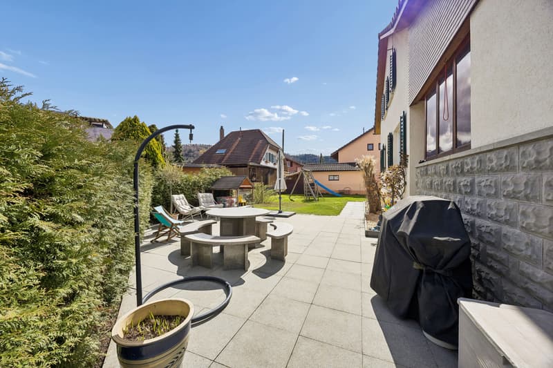 Einfamilienhaus mit Gartenidylle, grossem Aussenbereich und spannendem Ausbaupotenzial (2)