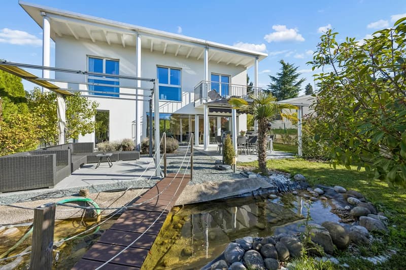 Teich, Steg & Palme: Familienhaus mit Ferien-Garten in Menziken (1)