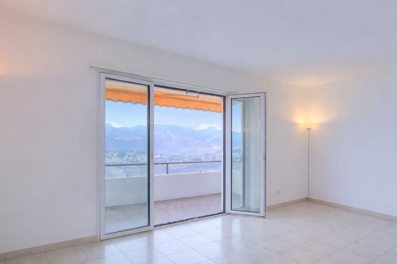 Splendido appartamento con terrazzo e vista lago ad Lugano Aldesago (2)