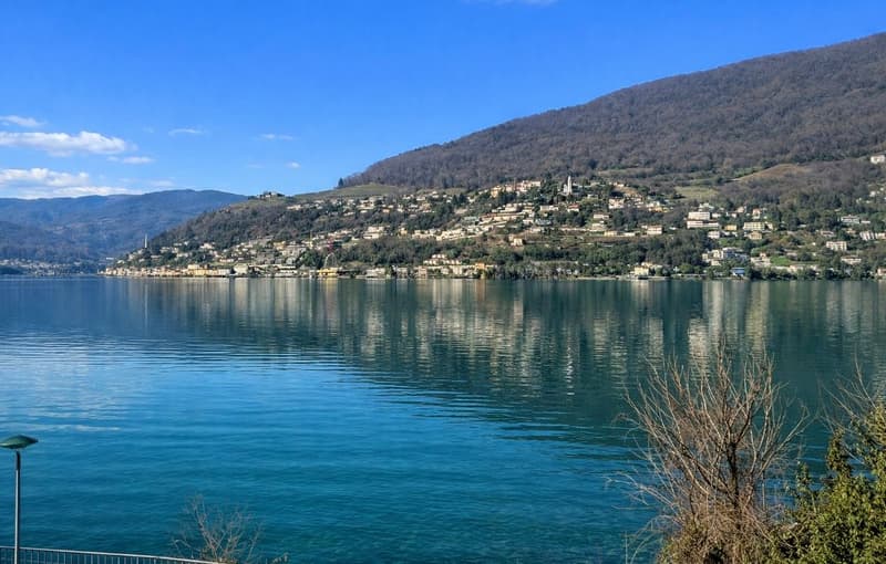 Villa di design in posizione unica con vista lago mozzafiato e darsena (3)
