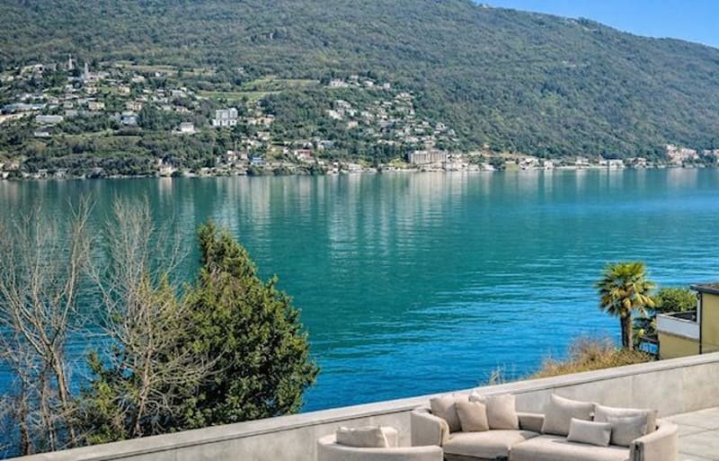 Villa di design in posizione unica con vista lago mozzafiato e darsena (19)