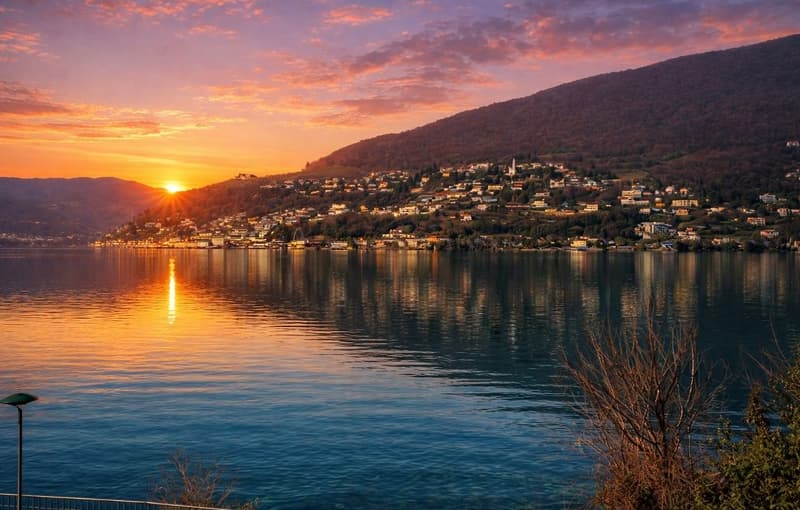 Villa di design in posizione unica con vista lago mozzafiato e darsena (18)