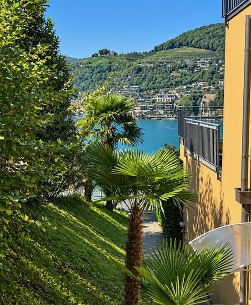 Appartamento con terrazza panoramica piscina e splendida vista lago (17)