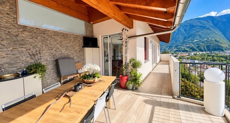 Villa con giardino e vista panoramica (7)