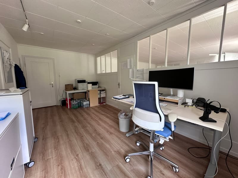 Helles, voll ausgestattetes Büro mit schönem Parkett (9)