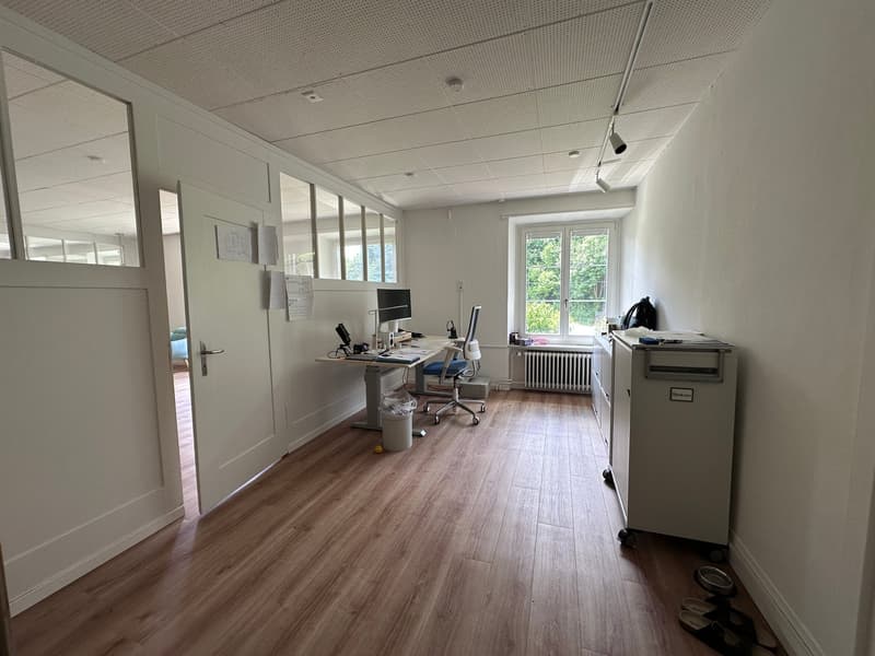 Helles, voll ausgestattetes Büro mit schönem Parkett (8)