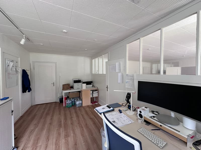 Helles, voll ausgestattetes Büro mit schönem Parkett (10)