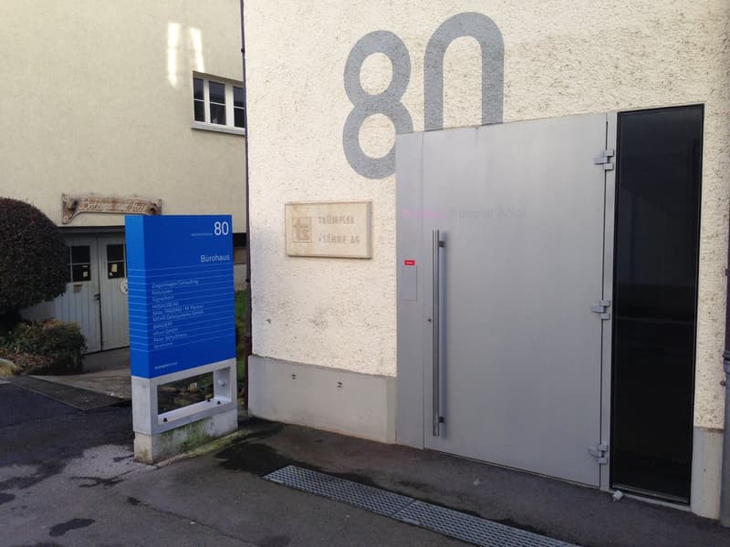 Helles, voll ausgestattetes Büro mit schönem Parkett (15)